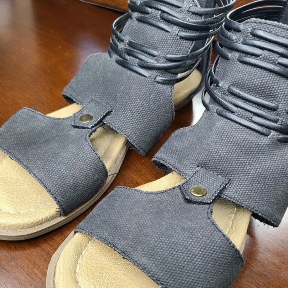 Sandals - Picture 2 of 7